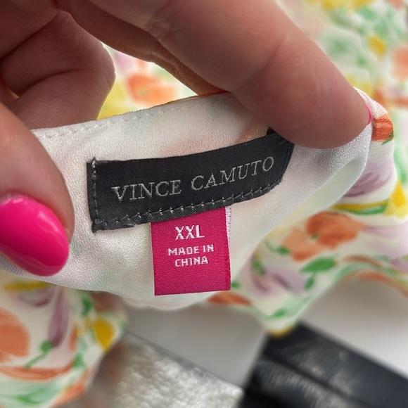 Vince Camuto Floral Print Flutter Sleeve V-Neck Top - Picture 5 of 6